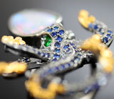Серебряное кольцо с австралийским дублет опалом, синими сапфирами и цаворитами Серебро 925