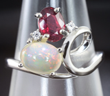Прелестное серебряное кольцо с рубином и кристаллическим опалом Серебро 925