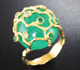 Золотое кольцо с ярким уральским и африканскими изумрудами и бриллиантами Золото
