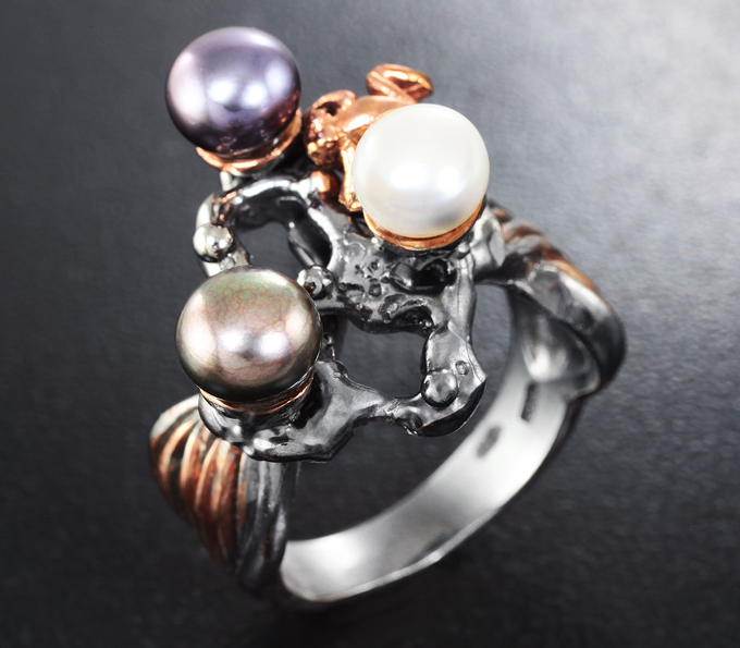 Серебряное кольцо с белым и цветным жемчугом