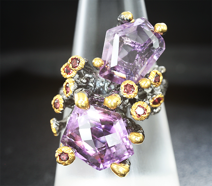 Серебряное кольцо с аметистами авторской огранки и родолитами