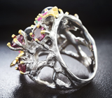Серебряное кольцо cо звездчатыми и розовыми сапфирами, родолитами и изумрудом Серебро 925