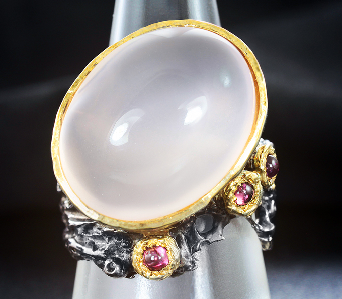 Серебряное кольцо с розовым кварцем и родолитами