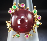 Золотое кольцо с крупным кабошоном рубина 30,37 карат, пурпурными сапфирами и цаворитами Золото