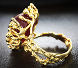 Золотое кольцо с крупным кабошоном рубина 30,37 карат, пурпурными сапфирами и цаворитами Золото