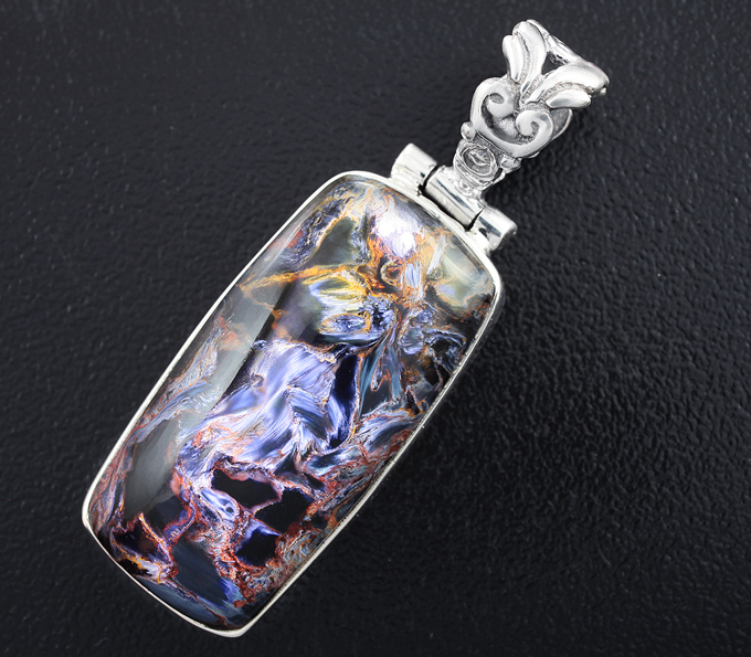 Серебряный кулон с петерситом