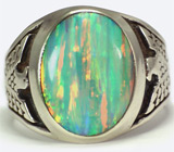 Перстень от «Kingsman» с многоцветным опалом