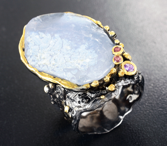 Серебряное кольцо с халцедоном, аметистом и мозамбикскими гранатами