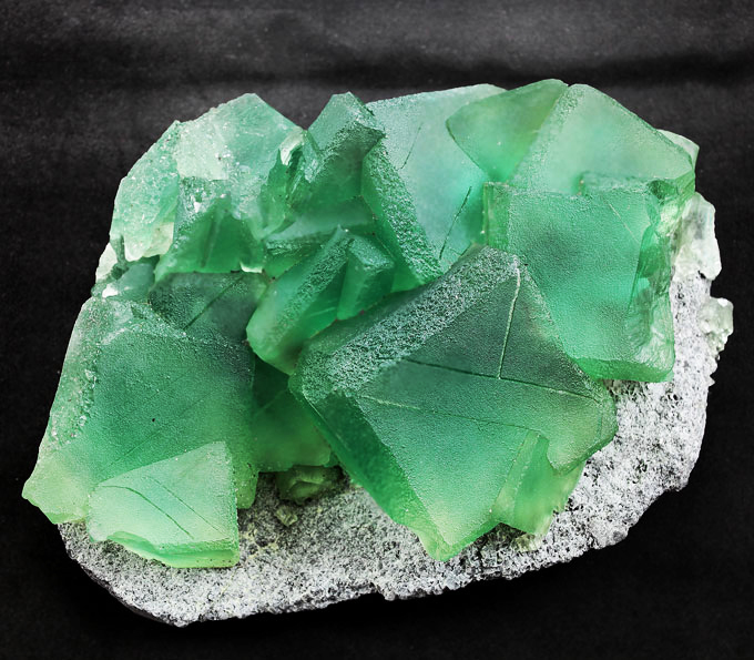 Кристаллы зеленого флюорита на породе