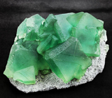 Кристаллы зеленого флюорита на породе 