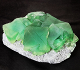 Кристаллы зеленого флюорита на породе 