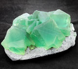 Кристаллы зеленого флюорита на породе 