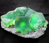 Кристаллы зеленого флюорита на породе 