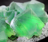 Кристаллы зеленого флюорита на породе 