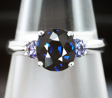 Золотое кольцо c роскошной синей шпинелью, фиолетовыми шпинелями и лейкосапифрами Золото