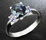 Золотое кольцо c роскошной синей шпинелью, фиолетовыми шпинелями и лейкосапифрами Золото
