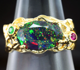 Золотое кольцо с ограненным черным опалом 1,64 карат, цаворитом и рубином Золото