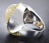 Серебряное кольцо с лунным камнем с эффектом кошачьего глаза и цаворитами Серебро 925