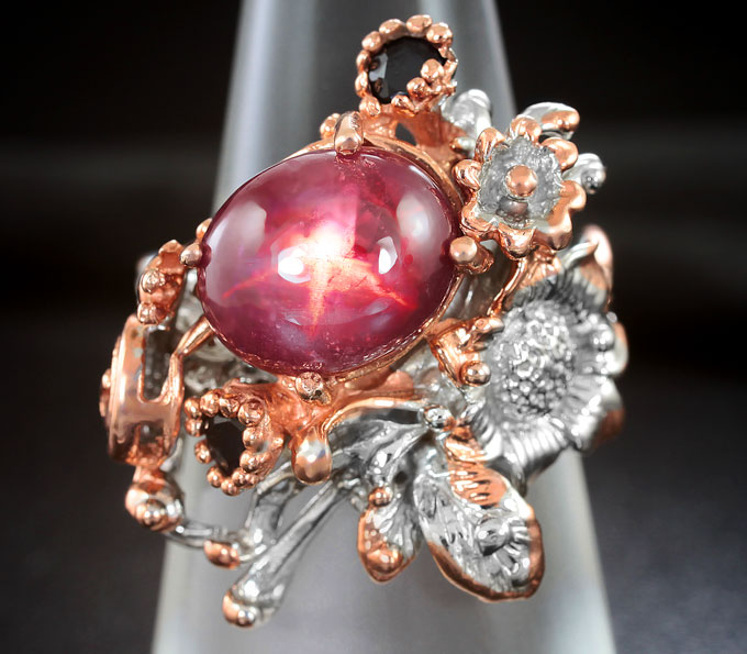 Серебряное кольцо cо звездчатым сапфиром и ограненными сапфирами