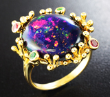Золотое кольцо с кристаллическим черным опалом 6 карат, красными сапфирами и цаворитами Золото