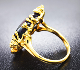 Золотое кольцо с кристаллическим черным опалом 6 карат, красными сапфирами и цаворитами Золото