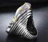 Серебряное кольцо с жемчужиной барокко, голубыми топазами, цаворитами и сапфирами Серебро 925