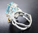 Серебряное кольцо с голубым топазом, цаворитами и мозамбикскими гранатами Серебро 925