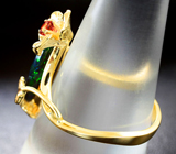 Золотое кольцо с ограненным черным опалом 1,49 карат, цаворитом и красным сапфиром Золото