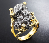 Золотое кольцо с осколком метеорита Кампо-дель-Сьело 11,4 грамма, лейкосапфирами и черными шпинелями Золото