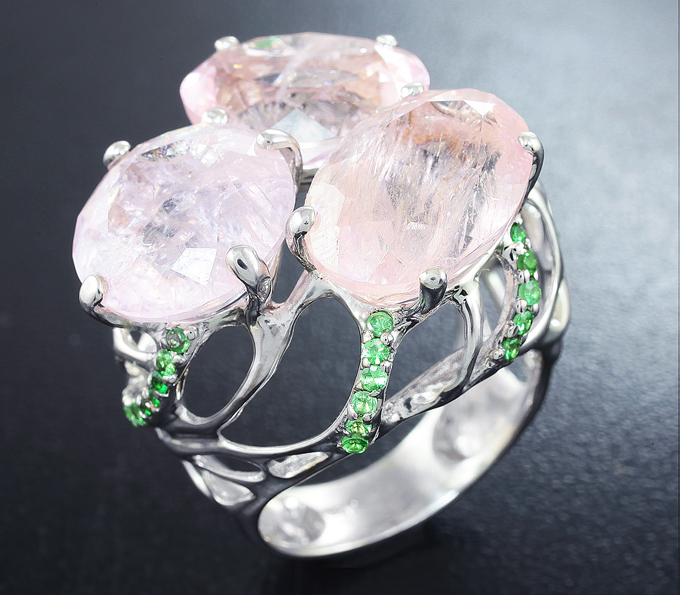 Серебряное кольцо с морганитами и цаворитами