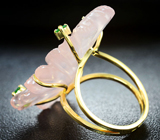 Золотое кольцо с резным розовым кварцем 28,63 карат и цаворитами Золото