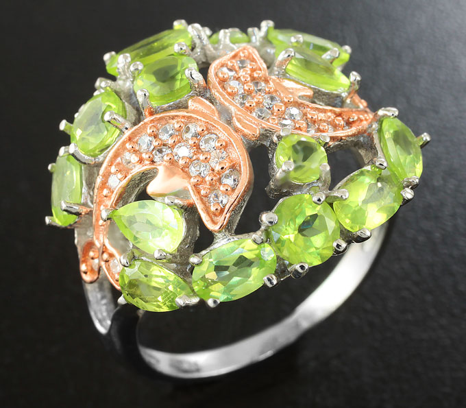 Эффектное серебряное кольцо с перидотами