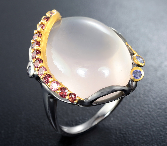 Серебряное кольцо с розовым кварцем, танзанитами и мозамбикскими гранатами