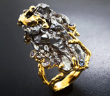 Золотое кольцо с осколком метеорита Кампо-дель-Сьело 85,4 карат и гранатами со сменой цвета Золото