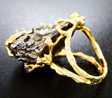 Золотое кольцо с осколком метеорита Кампо-дель-Сьело 85,4 карат и гранатами со сменой цвета Золото