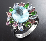 Эффектное серебряное кольцо с голубым топазом, диопсидами, танзанитами и родолитами