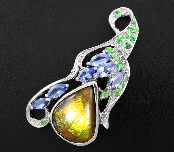 Серебряный кулон с аммолитом аммонита, танзанитами и цаворитами