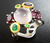 Серебряное кольцо с розовым кварцем, изумрудом, родолитами и цаворитами Серебро 925