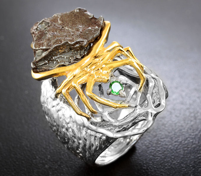 Серебряное кольцо с осколком метеорита Кампо-дель-Сьело и цаворитом
