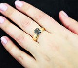 Золотое кольцо с титановой шпинелью 2,33 карат и лейкосапфирами Золото