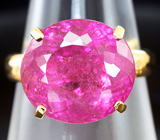 Золотое кольцо с крупным пурпурно-розовым турмалином 9,23 карат и лейкосапфирами Золото