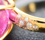 Золотое кольцо с крупным пурпурно-розовым турмалином 9,23 карат и лейкосапфирами Золото