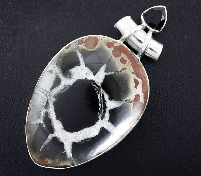 Серебряный кулон с септарией агата и кварца и ониксом