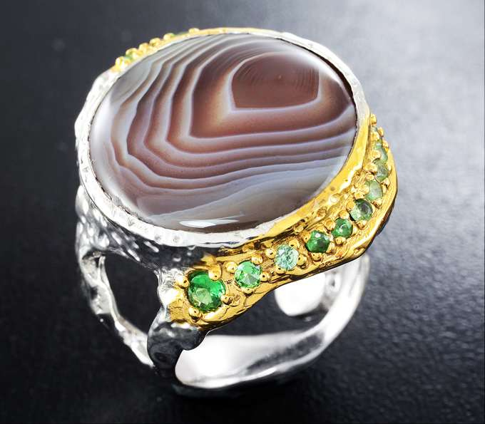 Серебряное кольцо с агатом и цаворитами