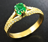 Золотое кольцо с насыщенным уральским изумрудом 0,59 карата и лейкосапфирами Золото