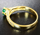 Золотое кольцо с насыщенным уральским изумрудом 0,59 карата и лейкосапфирами Золото
