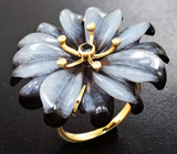 Золотое кольцо с резным цветком из оникса и кварца 24,3 карата, черной шпинелью, и лейкосапфирами Золото