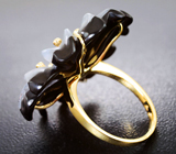 Золотое кольцо с резным цветком из оникса и кварца 24,3 карата, черной шпинелью, и лейкосапфирами Золото