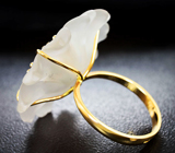 Золотое кольцо с крупным резным кварцем 24,77 карата и изумрудами Золото