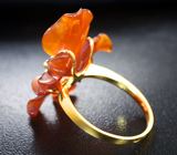 Золотое кольцо с резным оранжевым кварцем 12,14 карата, изумрудом и лейкосапфирами Золото